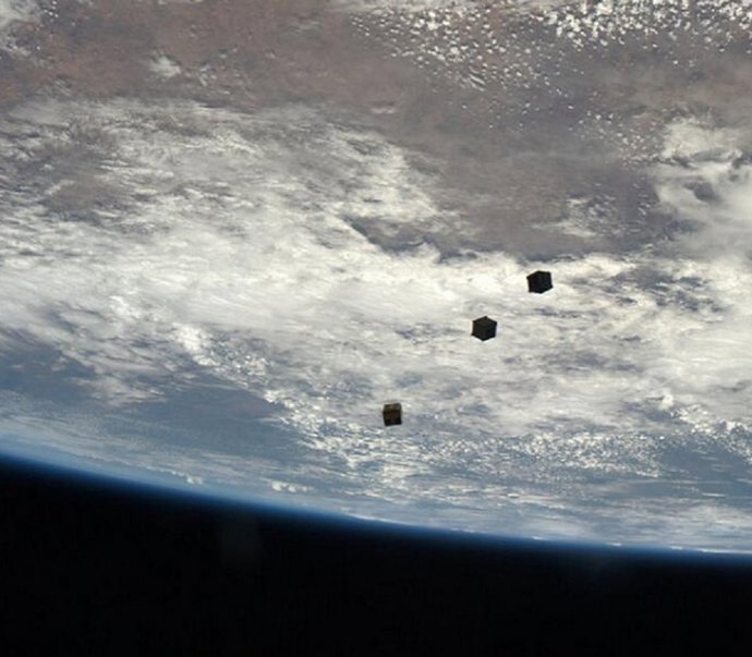 Archivo - Nanosatélites