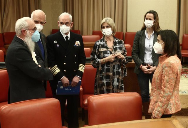 La Ministra de Defensa, Margarita Robles, conversa antes de comparecer en la Comisión de Defensa