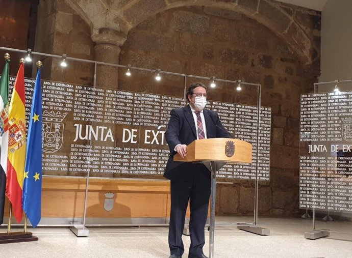 El vicepresidente segundo y consejero de Sanidad, José María Vergeles, en rueda de prensa
