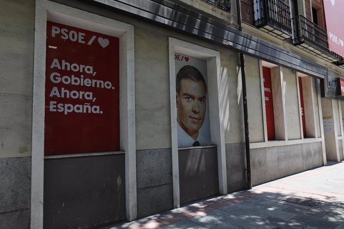 Archivo - Cartel con la cara del presidente del Gobierno y secretario general del Partido Socialista, Pedro Sánchez, en la entrada al edificio de la sede del PSOE, situado en la calle Ferraz.