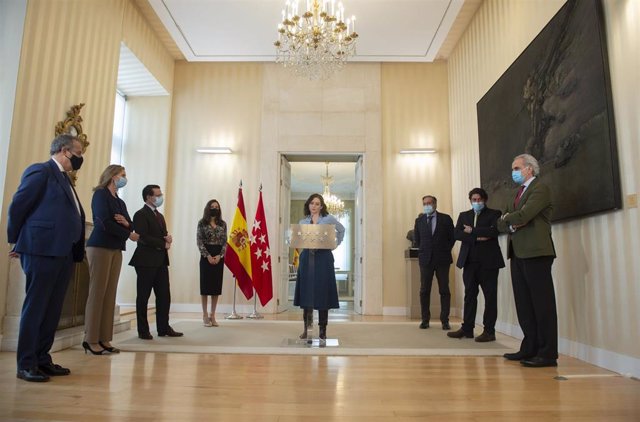 La presidenta de la Comunidad de Madrid, Isabel Díaz Ayuso, acompañada de los consejeros del PP