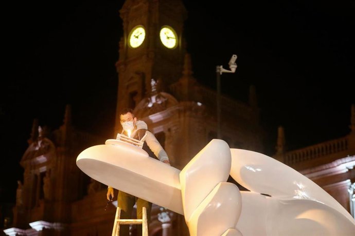 La Junta Central Fallera (JCF) ha instalado en el enclave de la plaza del Ayuntamiento de Valncia, donde tradicionalmente se planta el monumento municipal, un pebetero de cuatro metros de altura.