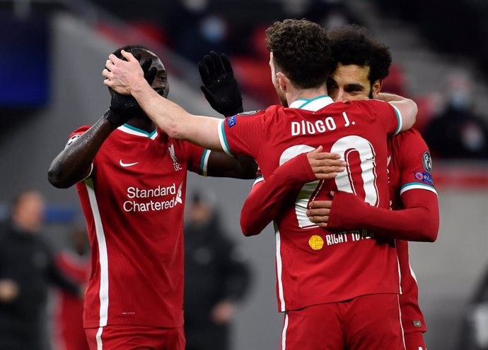 10 March 2021, Hungary, Budapest: Liverpool's Mohamed Salah (R) celebrates with teammates after scoring his side's first goal during the UEFA Champions League round of 16, second leg soccer match between RB Leipzig and Liverpool FC at Puskas Arena. Phot
