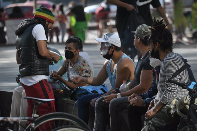 Ciudadanos fuman marihuana en las calles de Ciudad de México.