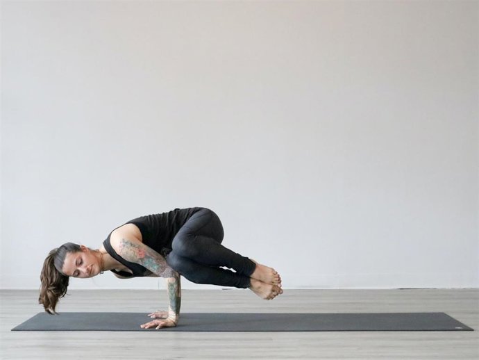 El yoga es una práctica deportiva que puede ayudarnos a evitar la molesta pesadez de estómago