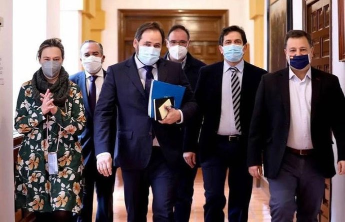 El presidente del PP de C-LM, Paco Núñez, con los actuales presidentes provinciales