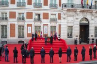 Las víctimas y héroes del 11-M son recordados con una corona de laurel en Sol