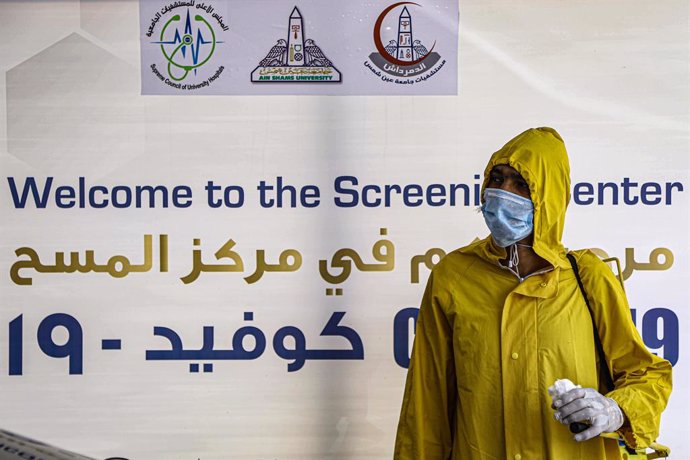 Archivo - Un trabajador sanitario de Egipto durante la pandemia de coronavirus