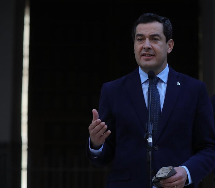 El presidente de la Junta de Andalucía, Juanma Moreno,  atiende a los medios de comunicación. En el patio del salón de plenos del Parlamento andaluz. Sevilla a 10 de marzo 2021