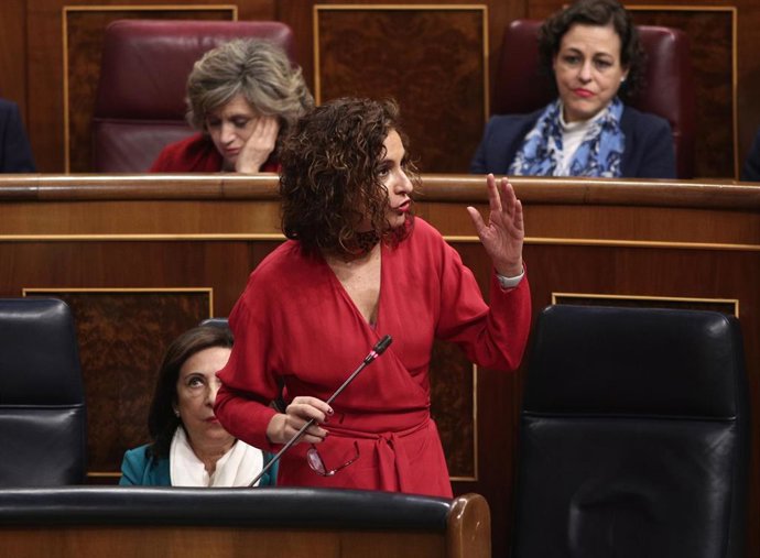 Archivo - La portavoz del Gobierno y ministra de Hacienda, María Jesús Montero, interviene en la sesión plenaria en el Congreso de los Diputados donde se responderá, entre otras, a cuestiones sobre la Mesa de Diálogo entre Gobierno y Generalitat, en Mad
