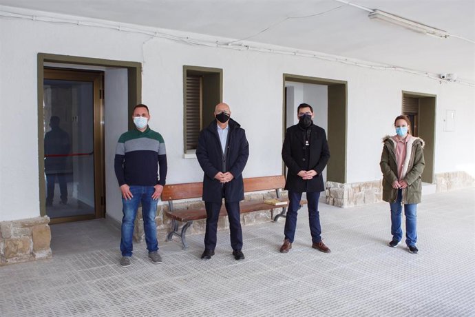 El presidente del concejo de Rada, Miguel Rodríguez, el consejero Bernardo Ciriza, el director general de Administración Local y Despoblación, Jesús María Rodríguez, y la concejala, Itziar Malon, visitan las obras de renovación de la Casa Concejo de Rada