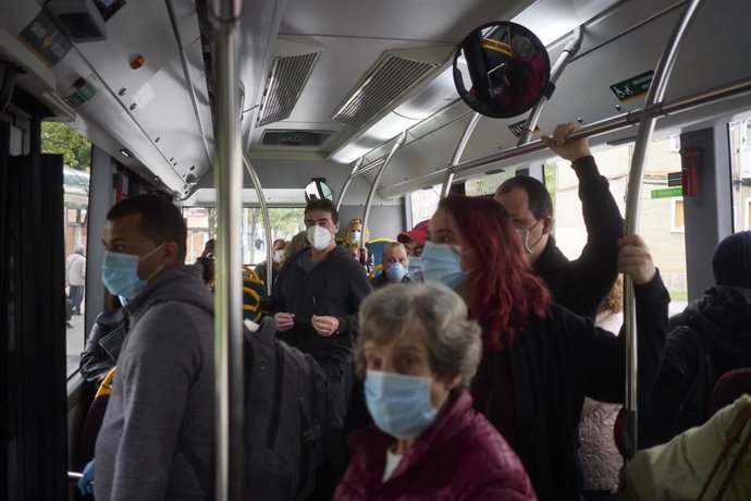 Archivo - Viajeros con mascarilla en autobús