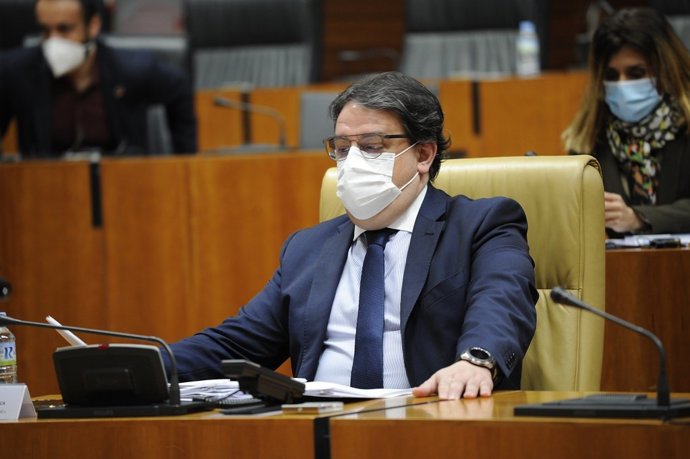 El vicepresidente segundo y consejero de Sanidad y Servicios Sociales, José María Vergeles, en la Asamblea con motivo de una comparecencia para informar sobre la situación de la pandemia de la Covid-19