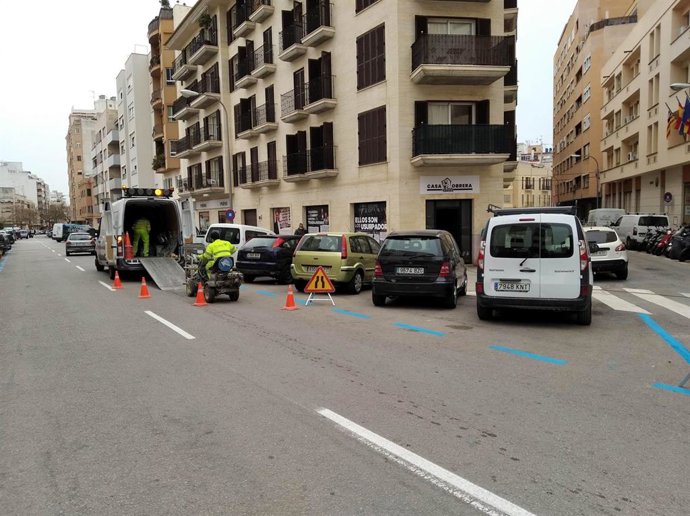 Tareas de repitando de marcas viales en barrios de Palma.