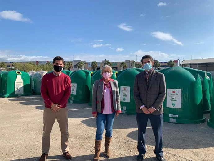 La concejala de Servicios Operativos, Teresa Porras y el gerente de zona de Ecovidrio, Jesús González, informan sobre contenedores para envase de vidrio
