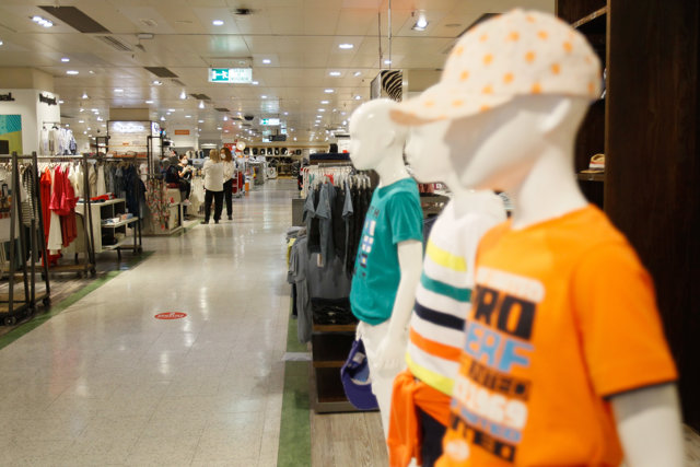 Maniquíes en el interior de un gran centro comercial en Palma.