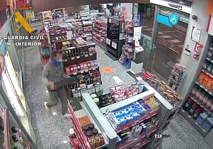 Imagen del hurto captada por una cámara de seguridad.