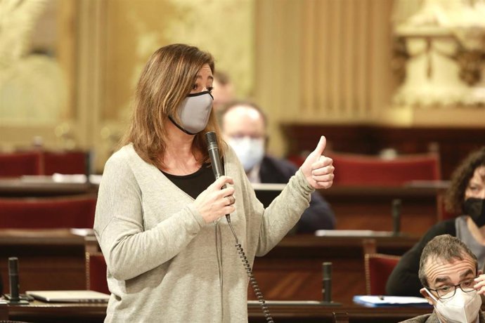 Archivo - La presidenta del Govern, Francina Armengol, durante un pleno