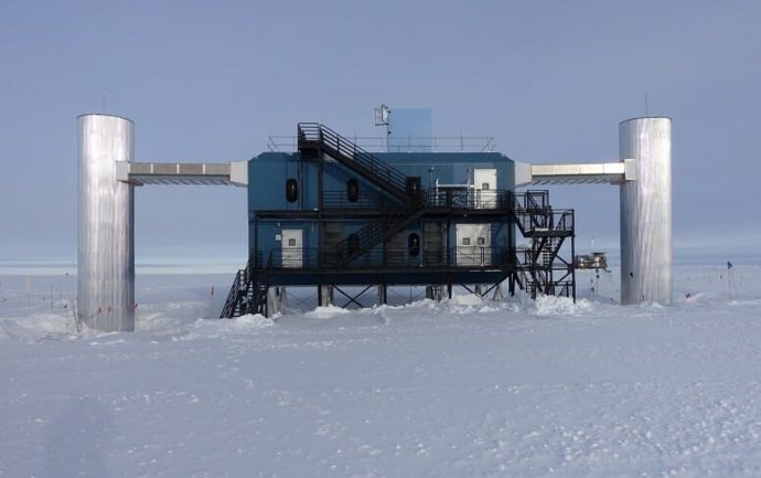 El Laboratorio IceCube en el Polo Sur. Este edificio alberga los servidores informáticos que recopilan datos de los sensores de IceCube debajo del hielo.