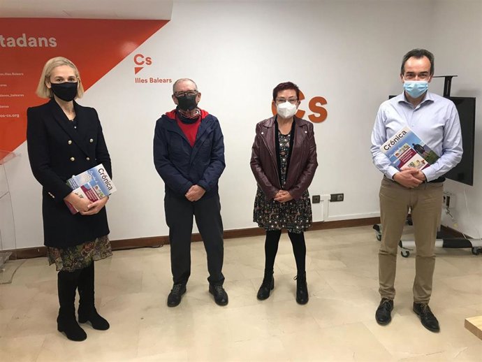 El portavoz de Salud de Ciudadanos en Baleares, Juan Manuel Gómez, con miembros de Abacco Baleares, Asia y Accu Mallorca.