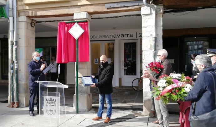 Enrique Maya y Francisco Javier Berlanga en el acto de colocación de la placa en recuerdo a Francisco Berlanga, asesinado por ETA