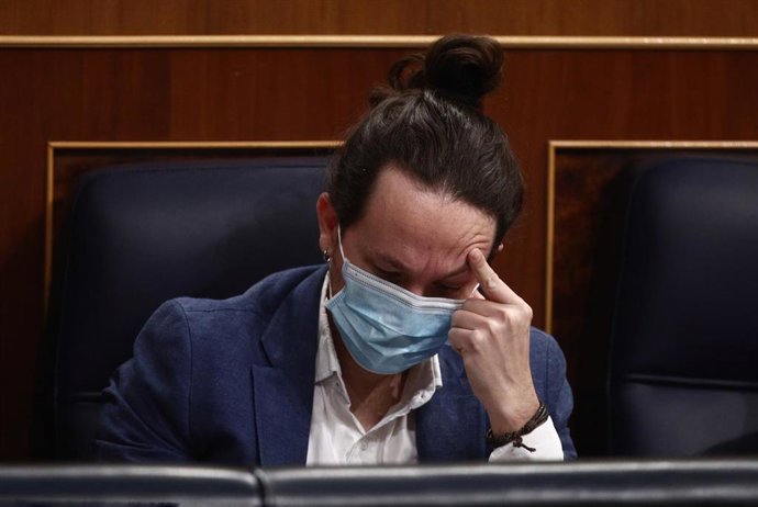 El vicepresidente segundo del Gobierno, Pablo Iglesias, se toca la cabeza durante una sesión de control al Gobierno en el Congreso de los Diputados, en Madrid (España), a 10 de marzo de 2021. 