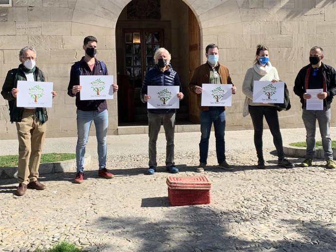 Representantes de Son Bonet Pulmó Verd, delante del Consolat de Mar, entregan una caja con 1.300 alegaciones al Govern.