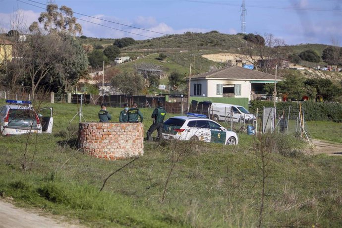 Agentes de la Guardia Civil, en el entorno de la vivienda donde han muerto tres personas durante un incendio, en El Molar.