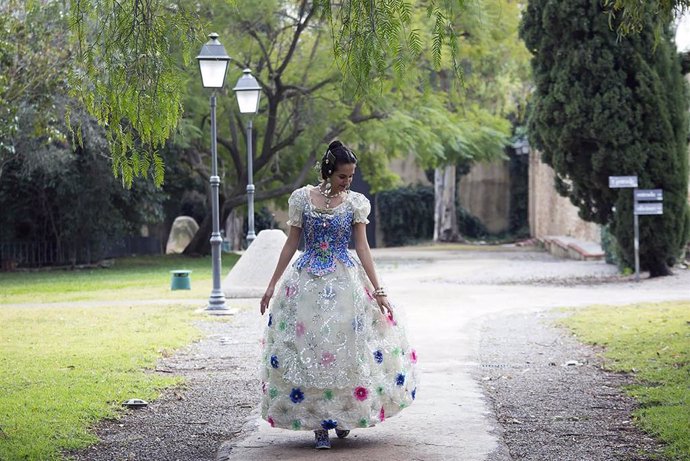 Traje Valenciana con botellas plástico