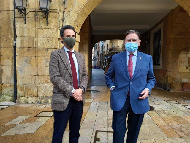 Archivo - El alcalde de Oviedo, Alfredo Canteli, conversa con el primer teniente de Alcalde, Ignacio Cuesta.