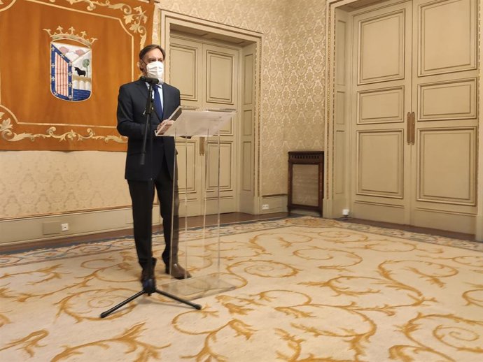 El alcalde de Salamanca, Carlos García Carbayo, en rueda de prensa en el Ayuntamiento.