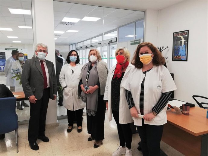 La delegada de Salud y Familias en Huelva, Manuela Caro, visita el nuevo departamento de Atención al Ciudadano del Hospital Infanta Elena.