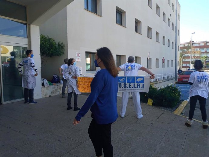 La presidenta del Govern, Francina Armengol, es recibida con una protesta de Useiri a su llegada al centro de salud de Can Misses