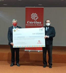 El presidente de la Fundación Universitaria San Pablo CEU, Alfonso Bullón de Mendoza, hace entrega de un cheque por valor de más de 10.000 euros a Cáritas Diocesana de Madrid, recogido por su director,  Luis Hernández