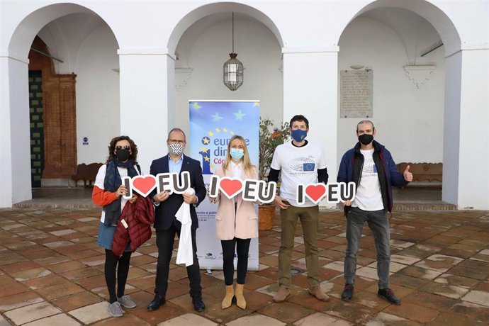 La delegada de Juventud y Deportes, Ana Blasco (centro), recibe a profesores y alumnos del IES Trassierra.
