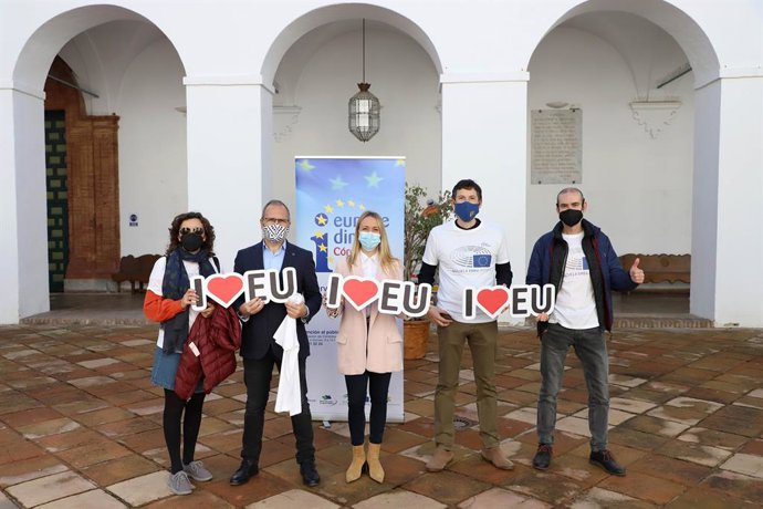 La delegada de Juventud y Deportes, Ana Blasco (centro), recibe a profesores y alumnos del IES Trassierra.