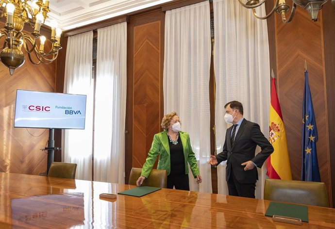 La presidenta del CSIC, Rosa Menéndez, y el director de la Fundación BBVA, Rafael Pardo