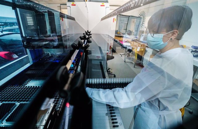 Archivo - 01 February 2021, Rhineland-Palatinate, Ingelheim: An employee works on laboratory equipment in a Bioscientia laboratory, one of the largest laboratories in Germany. Bioscientia uses automated sequencing machines to help with the analysis of the