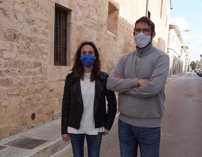 La portavoz de MÉS per Llucmajor, Maria Barceló, y el concejal Miquel ngel Serra.
