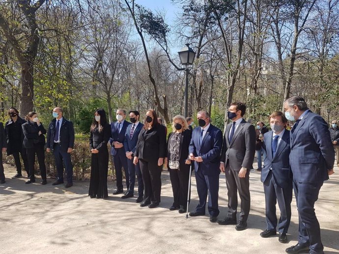 Representantes de la Comunidad y del Ayuntamiento de Madrid participan en el homenaje de la Asociación de Víctimas del Terrorismo (AVT) por el 11-M en el Retiro.