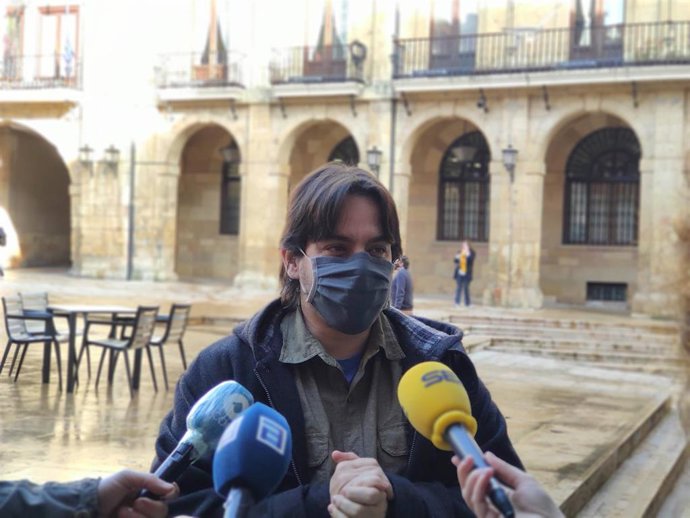 Archivo - El concejal de Somos Oviedo, Ignacio Fernández del Páramo, atiende a los medios en la Plaza del Ayuntamiento.