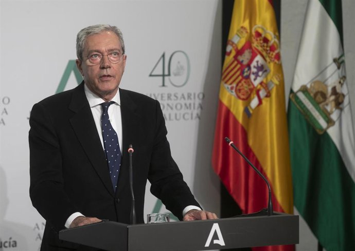 Archivo - El consejero de Economía, Rogelio Velasco (d), durante la rueda de prensa posterior a la reunión del Consejo de Gobierno de la Junta de Andalucía, foto de recurso