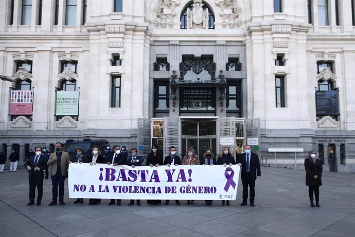 Minuto de silencio en la Plaza de Cibeles de Madrid, (España) como muestra de condena por el asesinato, presuntamente por violencia de género, de una mujer y su hija en la localidad de El Molar.