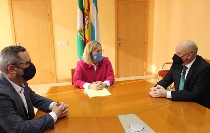 El director de Relaciones Institucionales y Grupos de Interés y Sociales, Fernando Ríos (primero por la derecha), y la alcaldesa De Fuengirola, Ana Mula