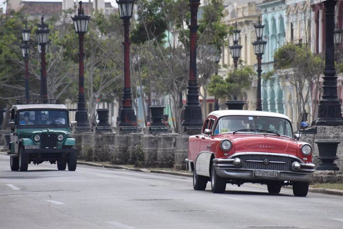 Archivo - Coches en La Habana