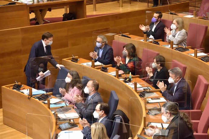 Ximo Puig junto al resto de consellers y la bancada socialista en el pleno de Les Corts