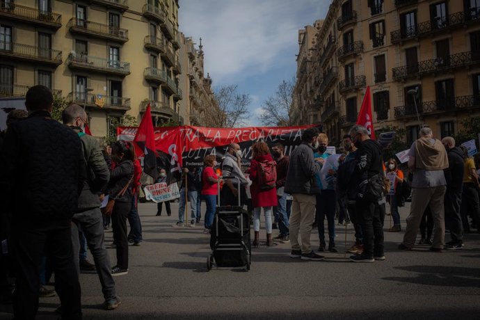 Concentració de diversos sindicats i associacions per posar fi a la situació dels treballadors subcontractats