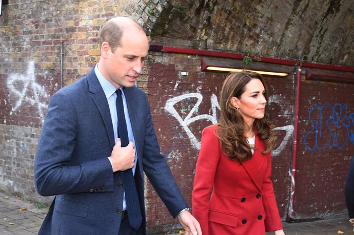 Archivo - 20 October 2020, England, London: Prince William (L), Duke of Cambridge and his wife Catherine, Duchess of Cambridge, arrive for a visit to view some of the images from the Hold Still photography project at Waterloo Station in London. Photo: J
