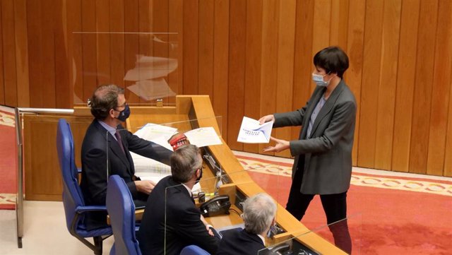 Ana Pontón (BNG) entrega un documento a Feijóo en el Parlamento.