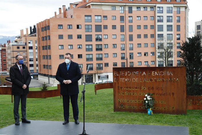 El presidente del Principado, Adrián Barbón, participa en el acto homenaje a las víctimas del coronavirus en Asturias.